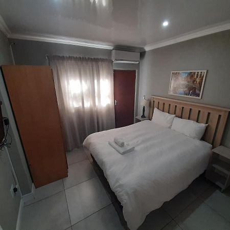 Lux Rooms On 37 Bloemfontein Exteriör bild