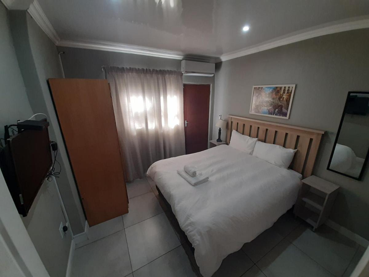 Lux Rooms On 37 Bloemfontein Exteriör bild